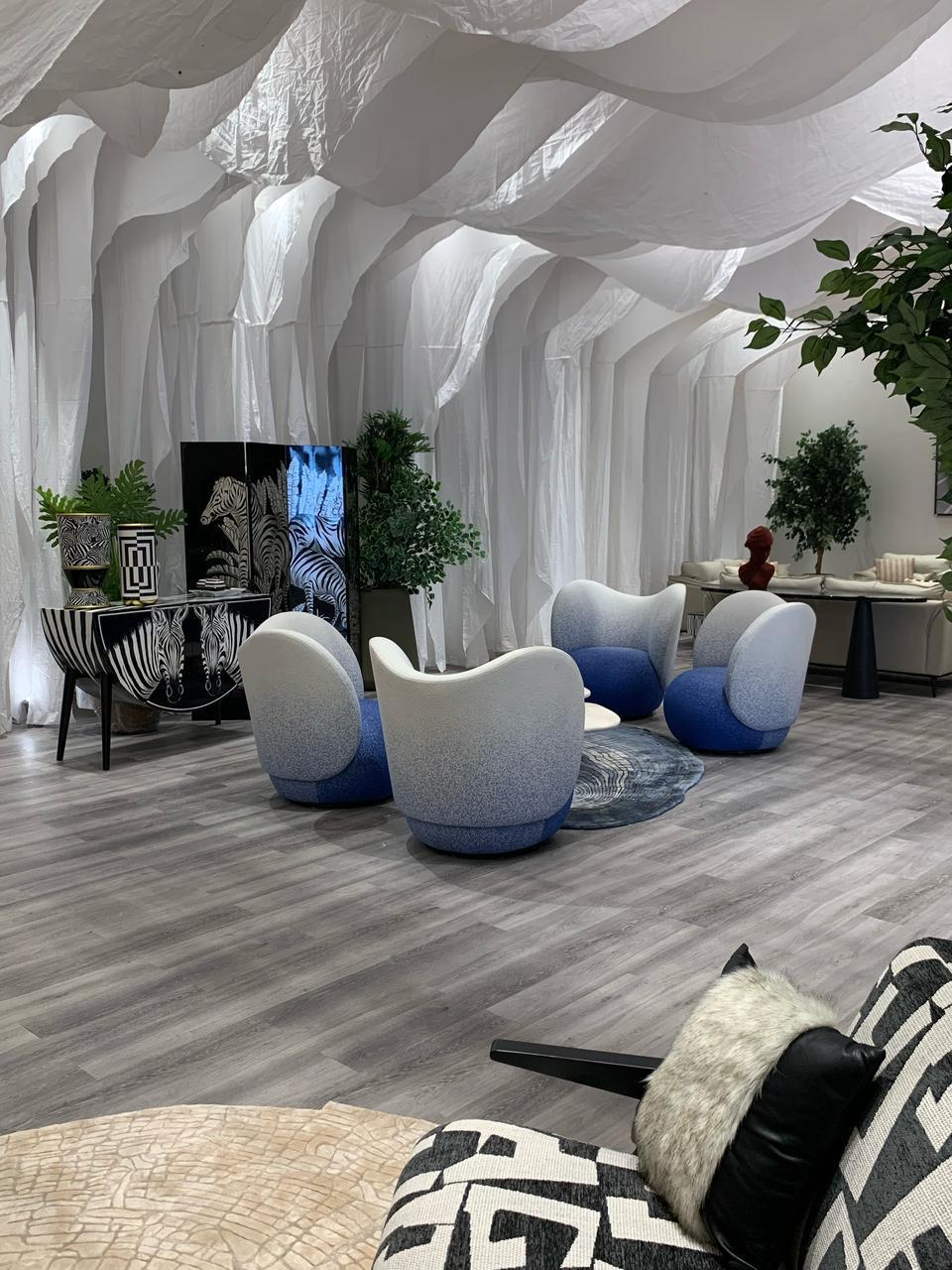 iDAC Lounge with blue chairs